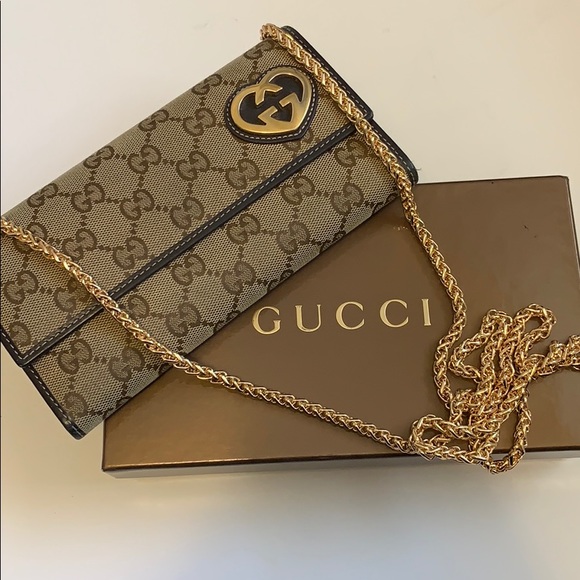 Gucci Handbags - GUCCI HEART PLAQUE CONTINENTAL wallet